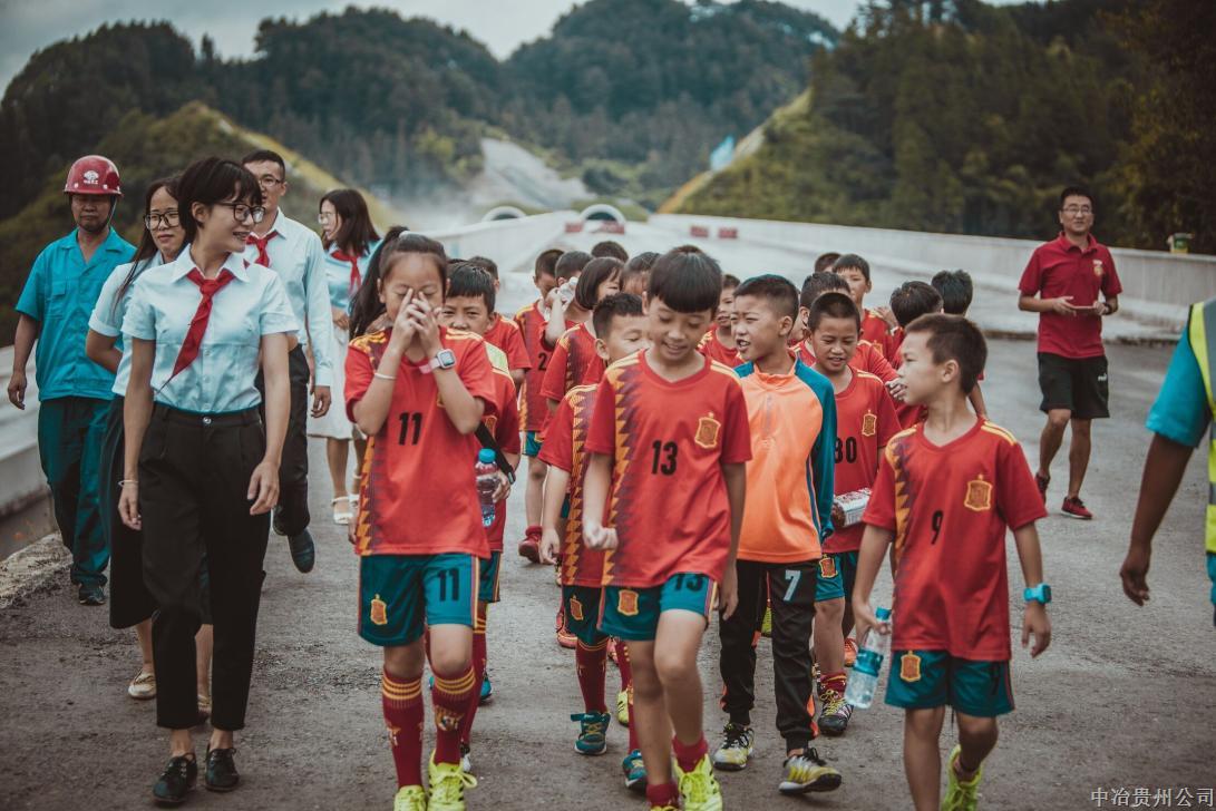8月18日，由三施项目部定点帮扶的三穗一小足球队22名小球员们，到三施高速项目进行参观。在施工现场，小朋友们为建设者们戴上了表达敬意和谢意的红领巾。（高凯）